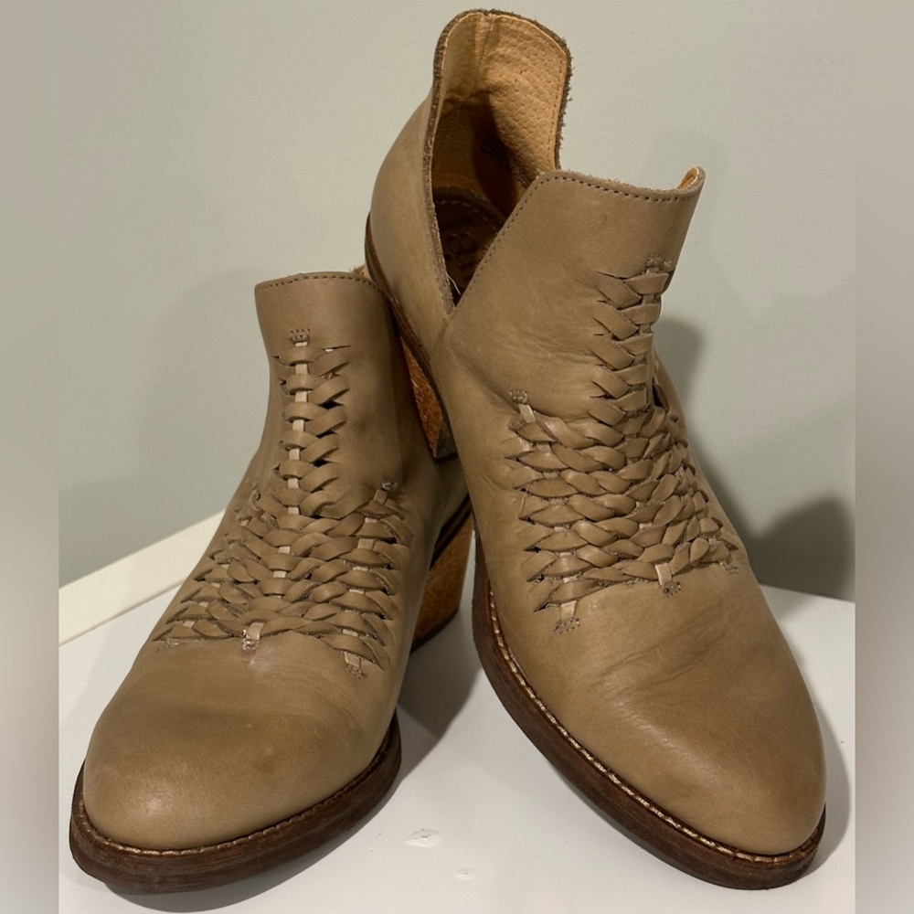 Latigo Tan Kick Woven Split Shaft Booties Blocked Heel. Sz 6M Leather. 2 Inch